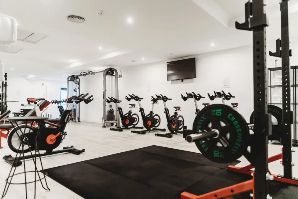 Área de musculação com equipamentos