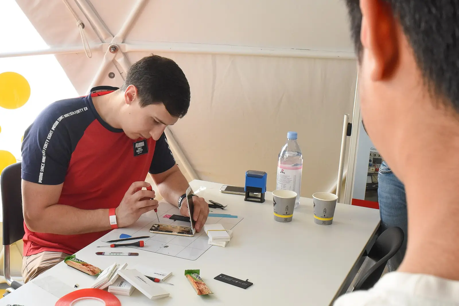 Técnico consertando um celular