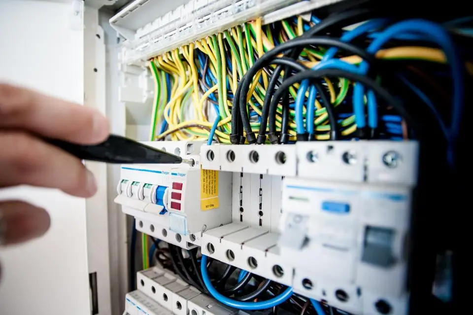 Técnico ajustando o quadro elétrico