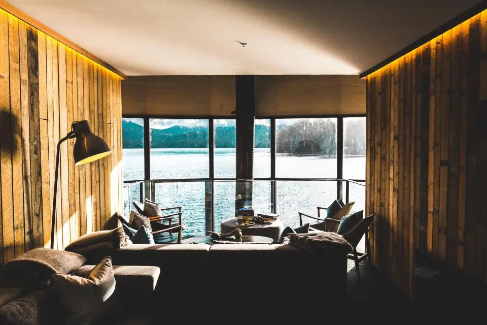 Sala com vista para o lago