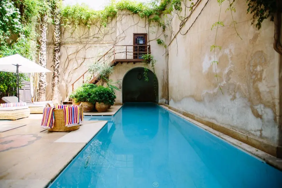 Piscina em casa de estilo mediterrâneo