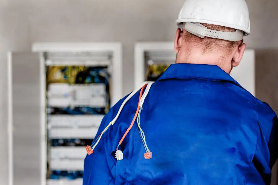 Técnico no quadro de energia